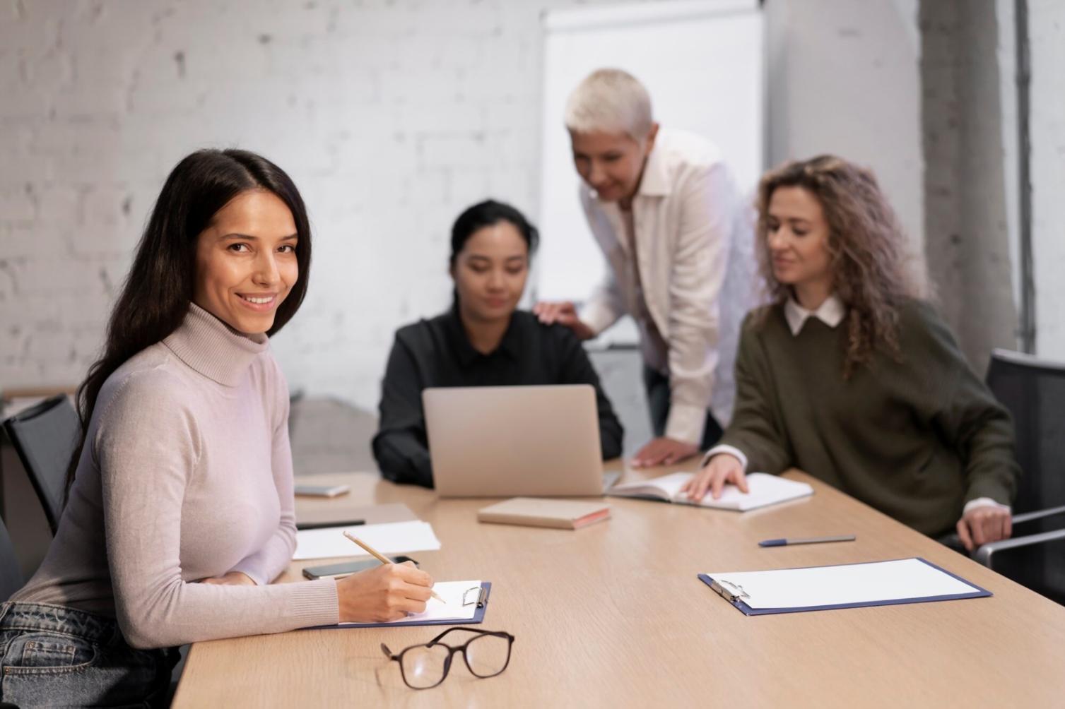 Profesionales colaborando en sesión de formación financiera